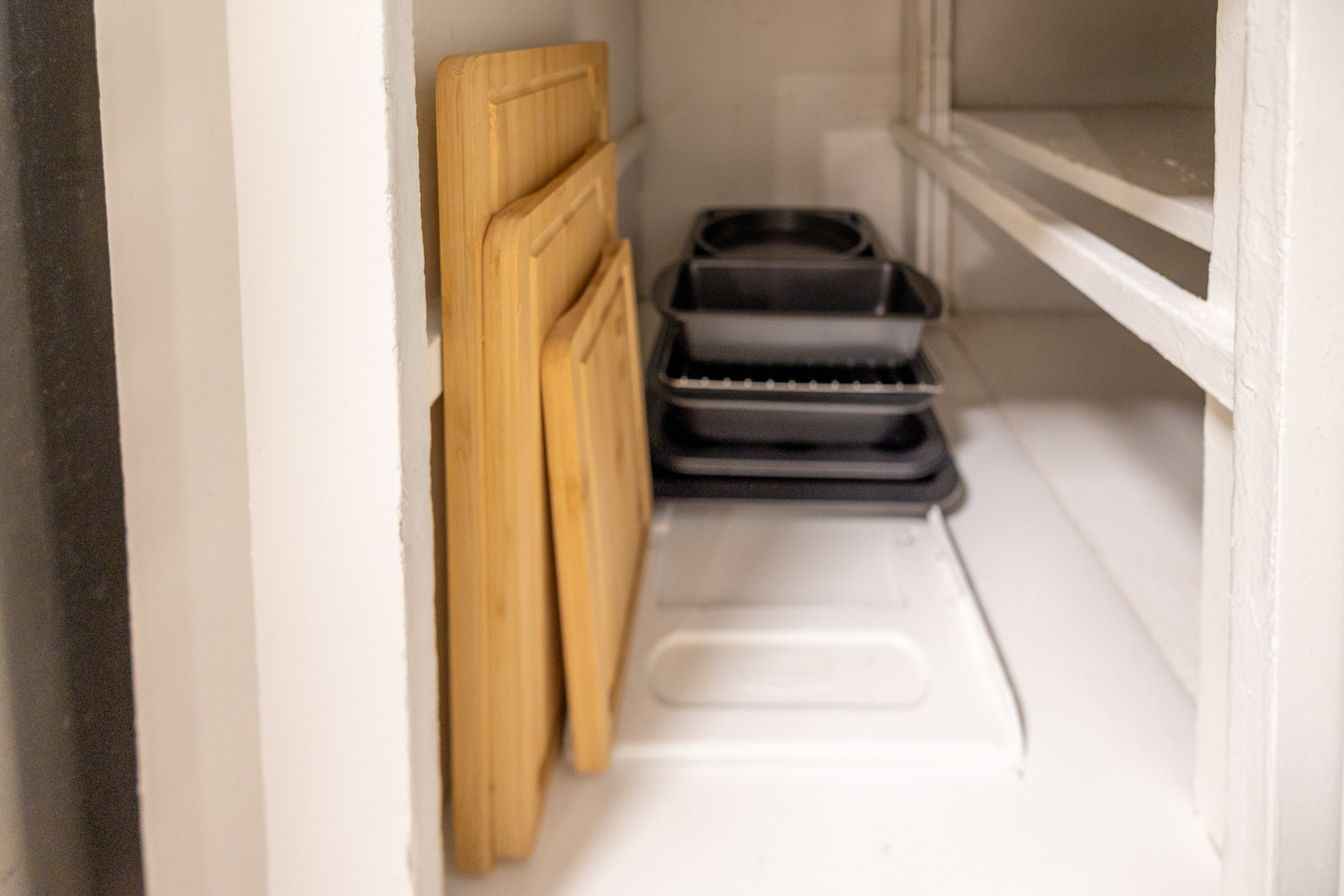 Reliable food-prep boards paired with sturdy pan molders for cooking and baking.